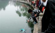 海口东湖公园现不文明现象有人光天化日公然捞观赏鱼（多图）